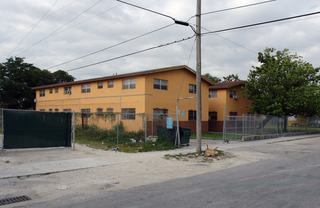 736-738 NW 35th St in Miami, FL - Building Photo