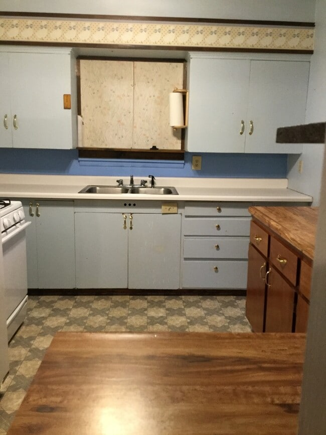 201-203 Crater Lake Pkwy in Klamath Falls, OR - Building Photo - Building Photo