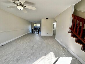 5704 Channel Dr in Greenacres, FL - Foto de edificio - Building Photo