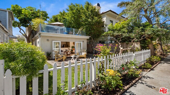 424 Carroll Canal in Los Angeles, CA - Building Photo - Building Photo