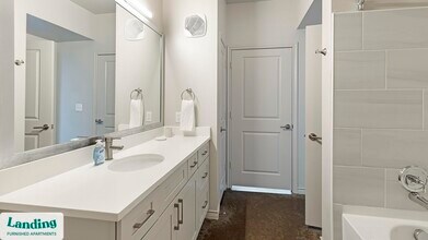 750 Fort Worth Ave, Unit 307 in Dallas, TX - Building Photo - Building Photo