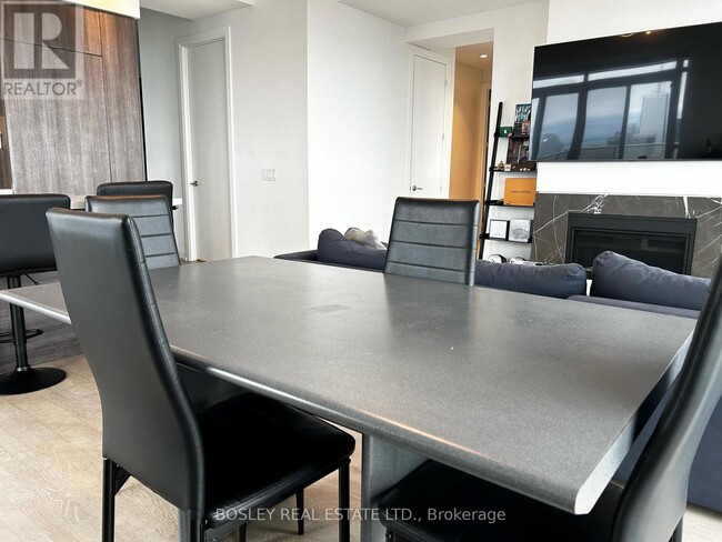 7-6017 Grenville St in Toronto, ON - Building Photo - Building Photo