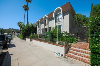 4331 Ventura Canyon Ave in Sherman Oaks, CA - Building Photo - Building Photo