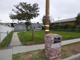 24012 Arch St in Santa Clarita, CA - Building Photo