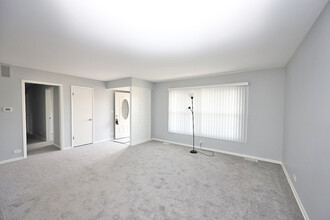 509 Wellington Ave in Elk Grove Village, IL - Building Photo - Building Photo