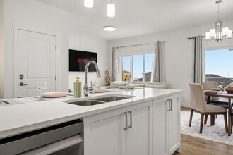 28 Heritage Mnr in Cochrane, AB - Building Photo - Building Photo