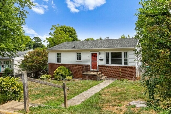 915 Sycamore St in Charlottesville, VA - Building Photo - Building Photo