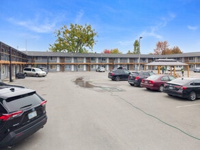 8004 Lundy's Ln in Niagara Falls, ON - Building Photo - Building Photo