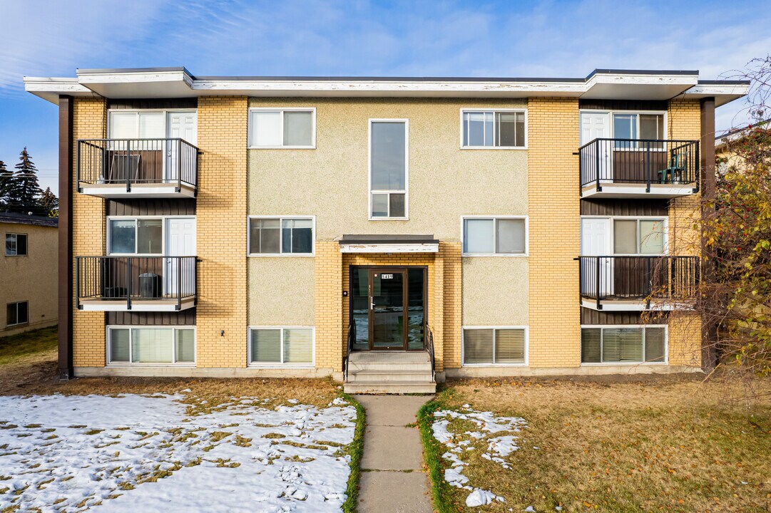 1419 37th St SW in Calgary, AB - Building Photo