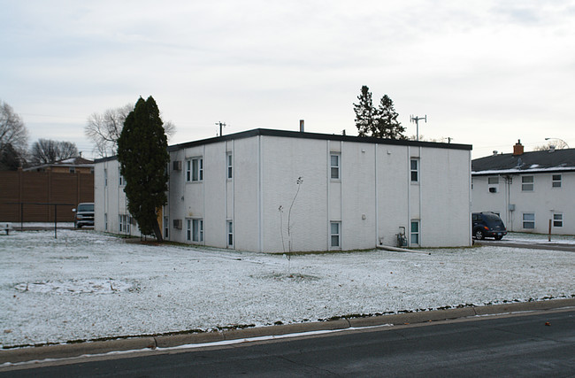 4913 3rd St NE in Fridley, MN - Foto de edificio - Building Photo