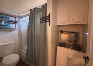 315 Osborne St, Unit Pool Side in Vista, CA - Foto de edificio - Building Photo