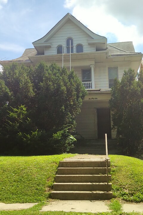 945 W William St in Decatur, IL - Building Photo