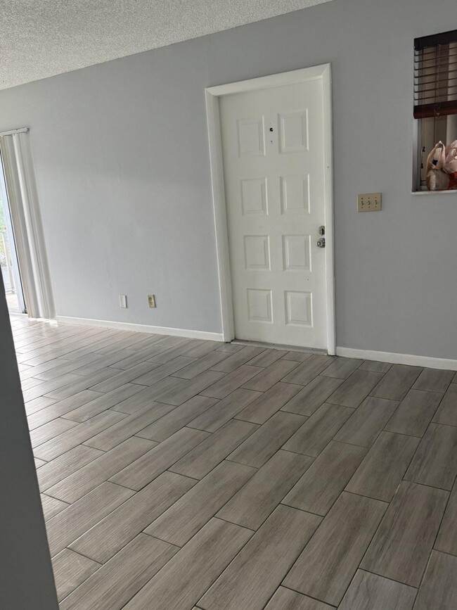 1850 Fairview Villas Dr in West Palm Beach, FL - Building Photo - Building Photo