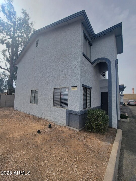 7347 N Black Cyn Hwy in Phoenix, AZ - Building Photo