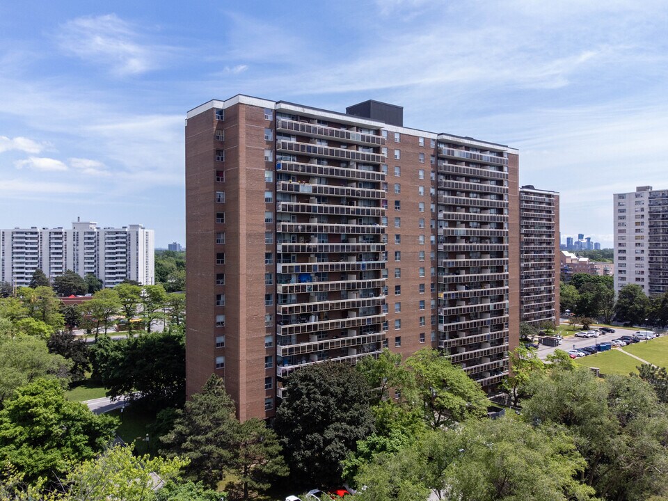 Fifeshire Towers in Toronto, ON - Building Photo