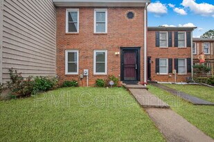 8078 Woodlake Dr in Riverdale, GA - Building Photo