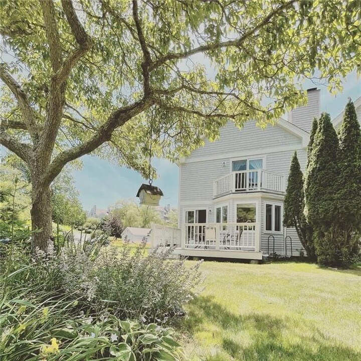 15 Hammersmith Rd in Newport, RI - Foto de edificio