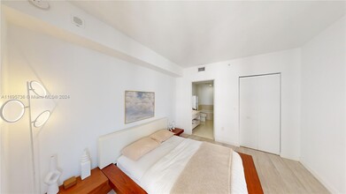 55 SW 9th St, Unit 3108 in Miami, FL - Building Photo - Building Photo