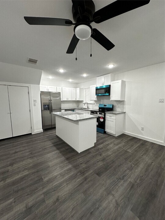 1054 North Ln in Houston, TX - Building Photo