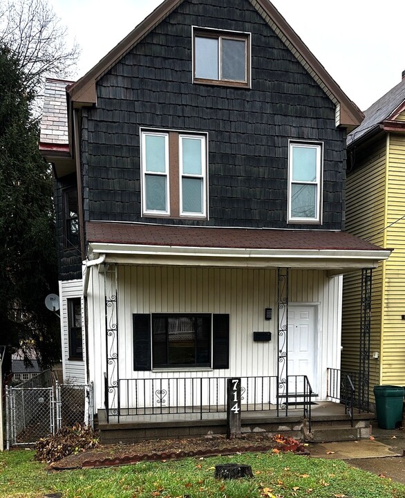 714 Clinton Pl in Pittsburgh, PA - Building Photo