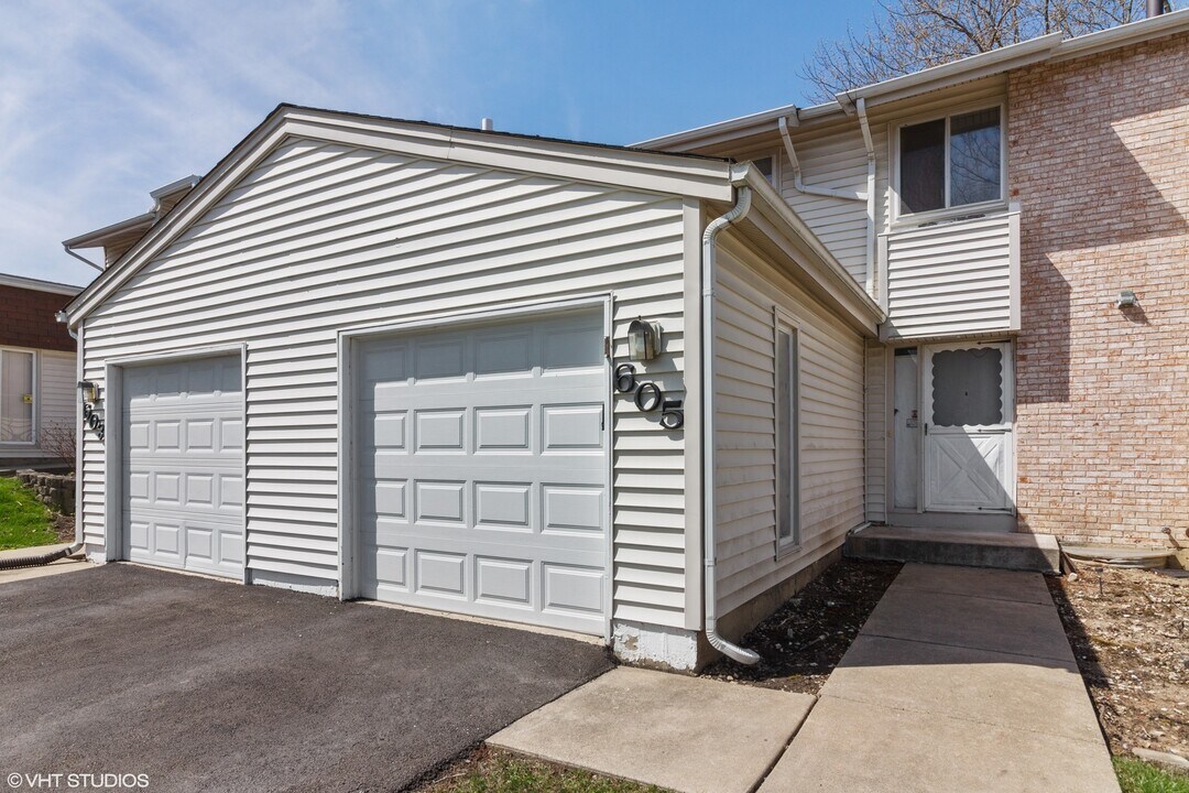605 Hughes Pl in Bolingbrook, IL - Building Photo