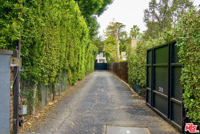 23135 Dolorosa St in Los Angeles, CA - Building Photo - Building Photo