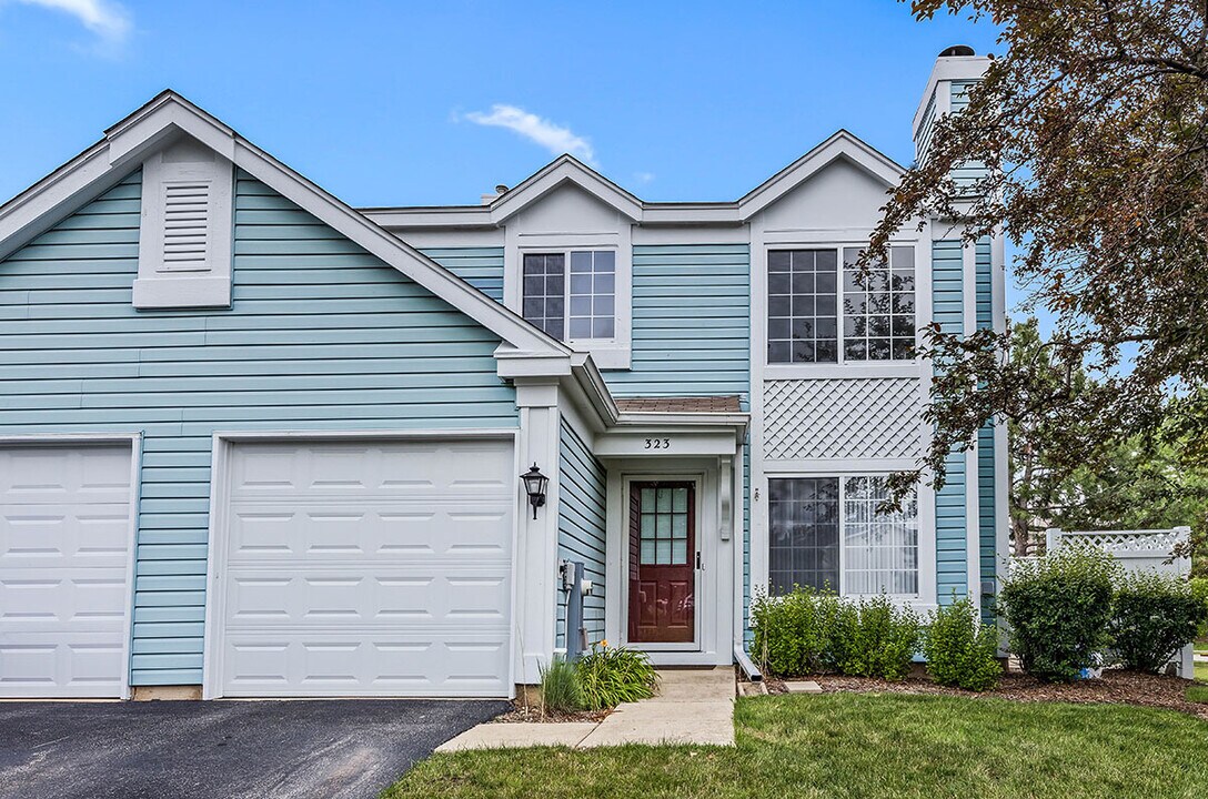 323 N Gregory St in Aurora, IL - Building Photo