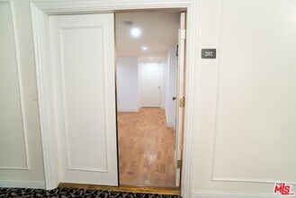 416 N Oakhurst Dr, Unit 202 in Beverly Hills, CA - Foto de edificio - Building Photo