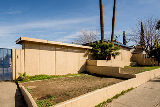 1512 Flower St in Bakersfield, CA - Building Photo - Building Photo