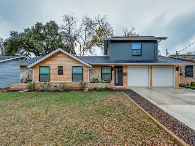 2209 Fair Oaks Dr in Austin, TX - Building Photo - Building Photo