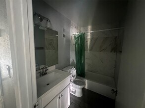 8034 Antoine Dr in Houston, TX - Foto de edificio - Building Photo