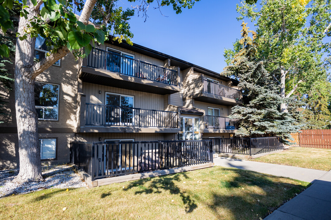 4311 73 St NW in Calgary, AB - Building Photo