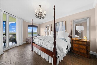 1050 Borghese Ln in Naples, FL - Foto de edificio - Building Photo