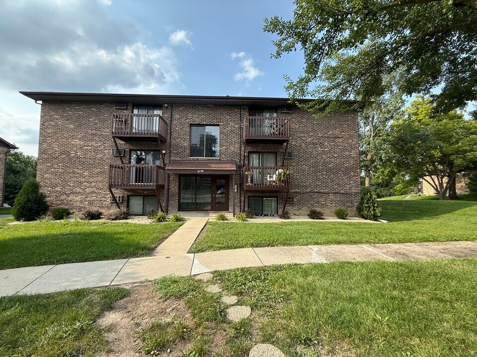 8238 Woodland Dr in Darien, IL - Building Photo