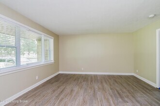 2215 Cavalier Dr in Louisville, KY - Building Photo - Building Photo