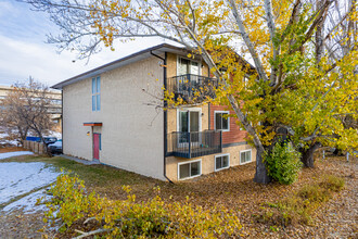 Beryl's Manor in Calgary, AB - Building Photo - Building Photo