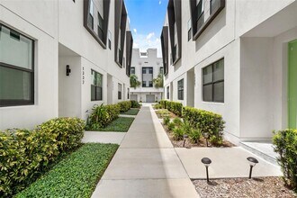 1332 W Gray St in Tampa, FL - Building Photo - Building Photo
