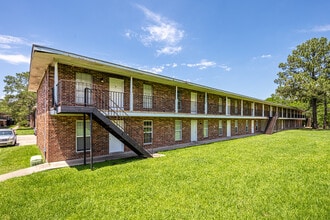 Pine Square Villas in Baton Rouge, LA - Foto de edificio - Building Photo