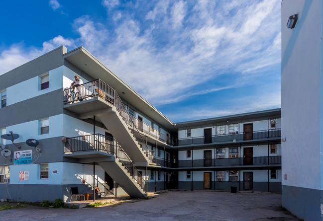 Pelican Apartments in Miami, FL - Foto de edificio - Building Photo