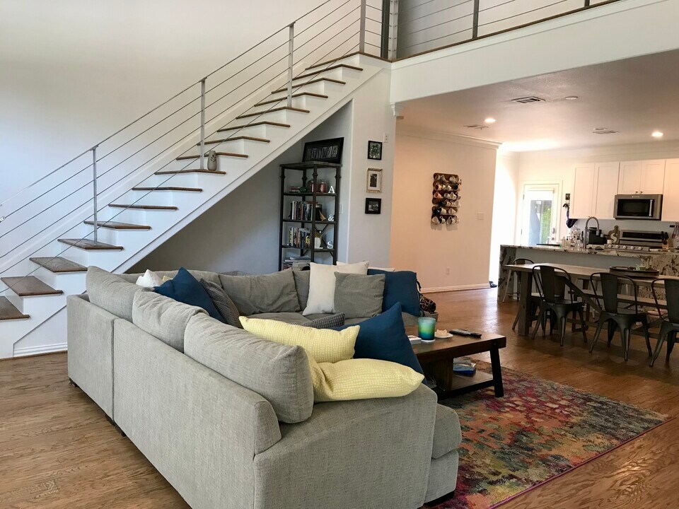 3103 Hedgerow Dr in Dallas, TX - Building Photo