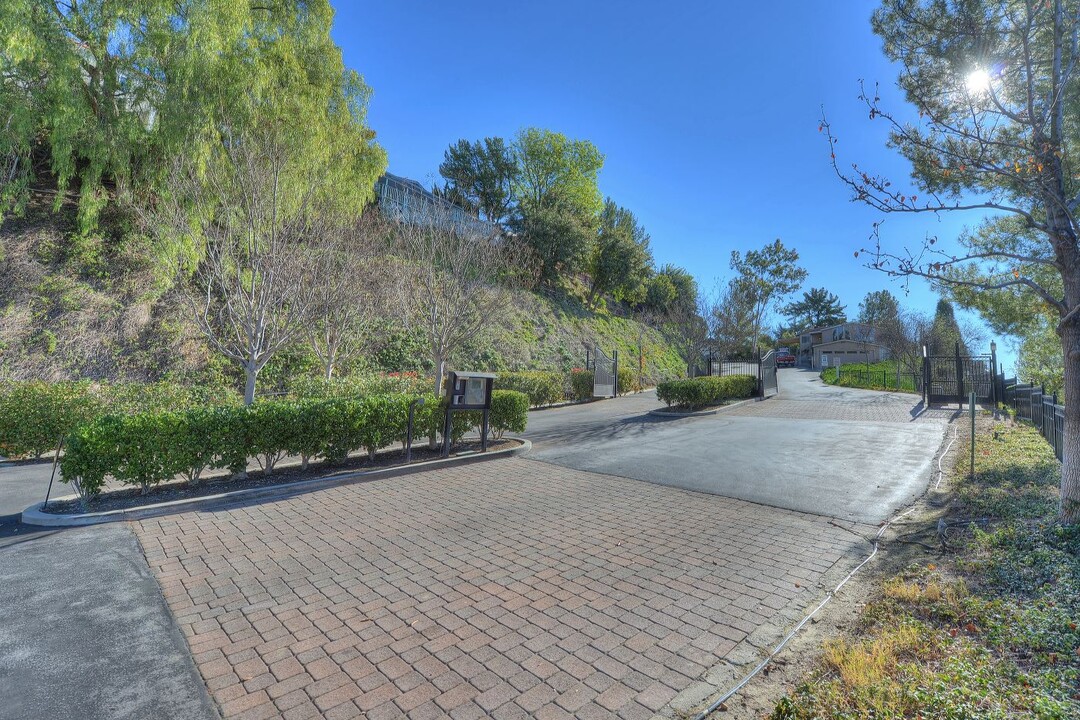 138 Pueblo Ln in Topanga, CA - Building Photo