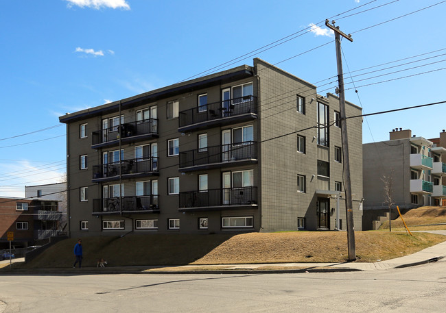 2104 17th Ave SW in Calgary, AB - Building Photo - Primary Photo