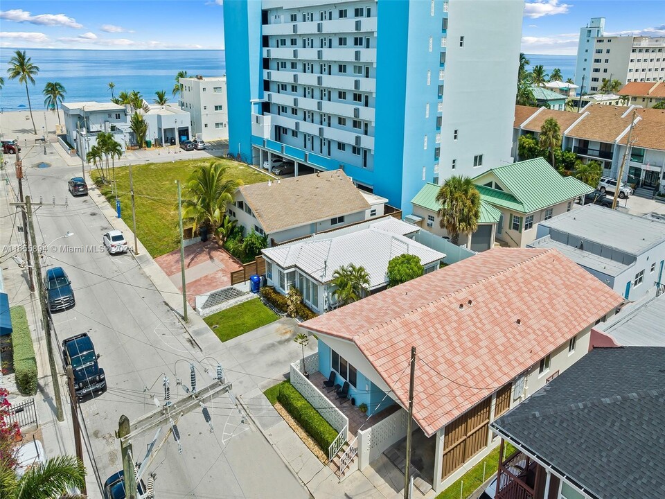 330 Van Buren St in Hollywood, FL - Building Photo