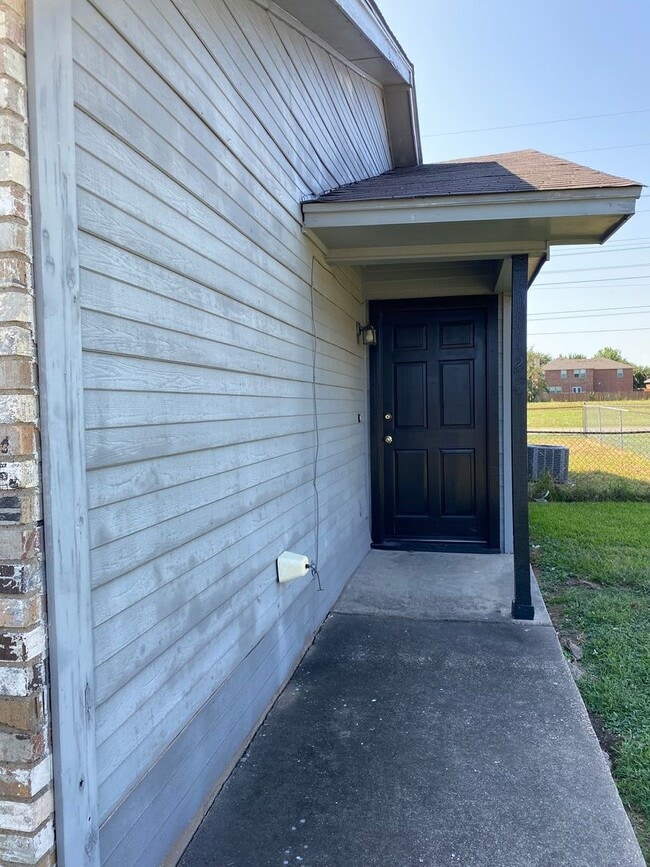 1112 Valley View Dr in Red Oak, TX - Building Photo - Building Photo