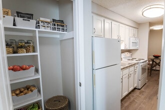 Joliet Towers in Aurora, CO - Foto de edificio - Building Photo