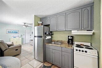 8127 Country Rd in Ft. Myers, FL - Building Photo - Building Photo