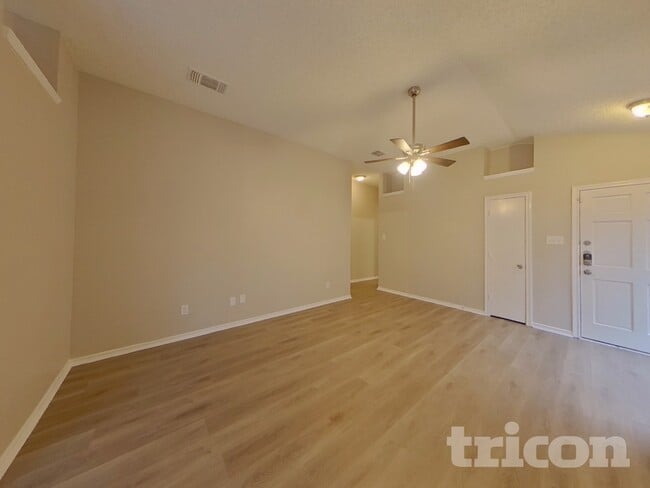 3086 Rustlewind Ln, Unit UNIT 2 in Grand Prairie, TX - Foto de edificio - Building Photo