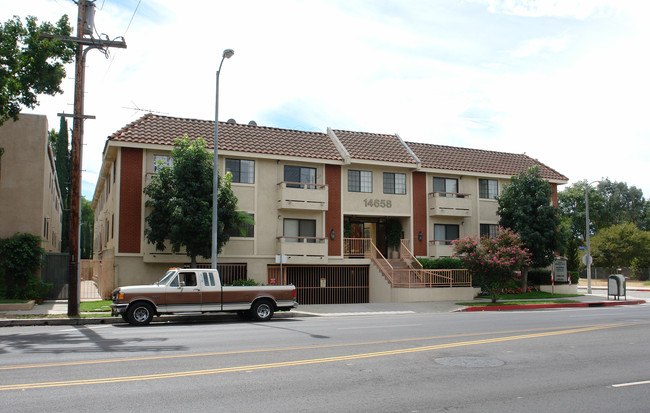 14658 Magnolia Blvd in Sherman Oaks, CA - Building Photo - Building Photo