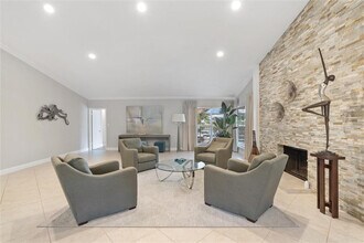 2445 Lakes Dr in Deerfield Beach, FL - Building Photo - Building Photo