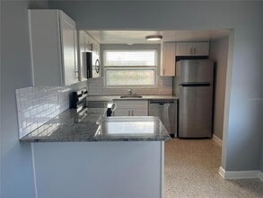 11355 3rd St E, Unit 4 in Treasure Island, FL - Foto de edificio - Building Photo